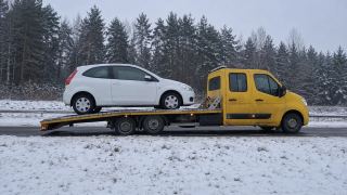 Holowanie auta zimą na lawecie – Leszno