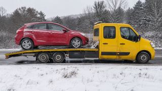Holowanie czerwonego auta zimą – Leszno