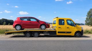 Małe auto na lawecie – awaryjne otwieranie aut w Lesznie