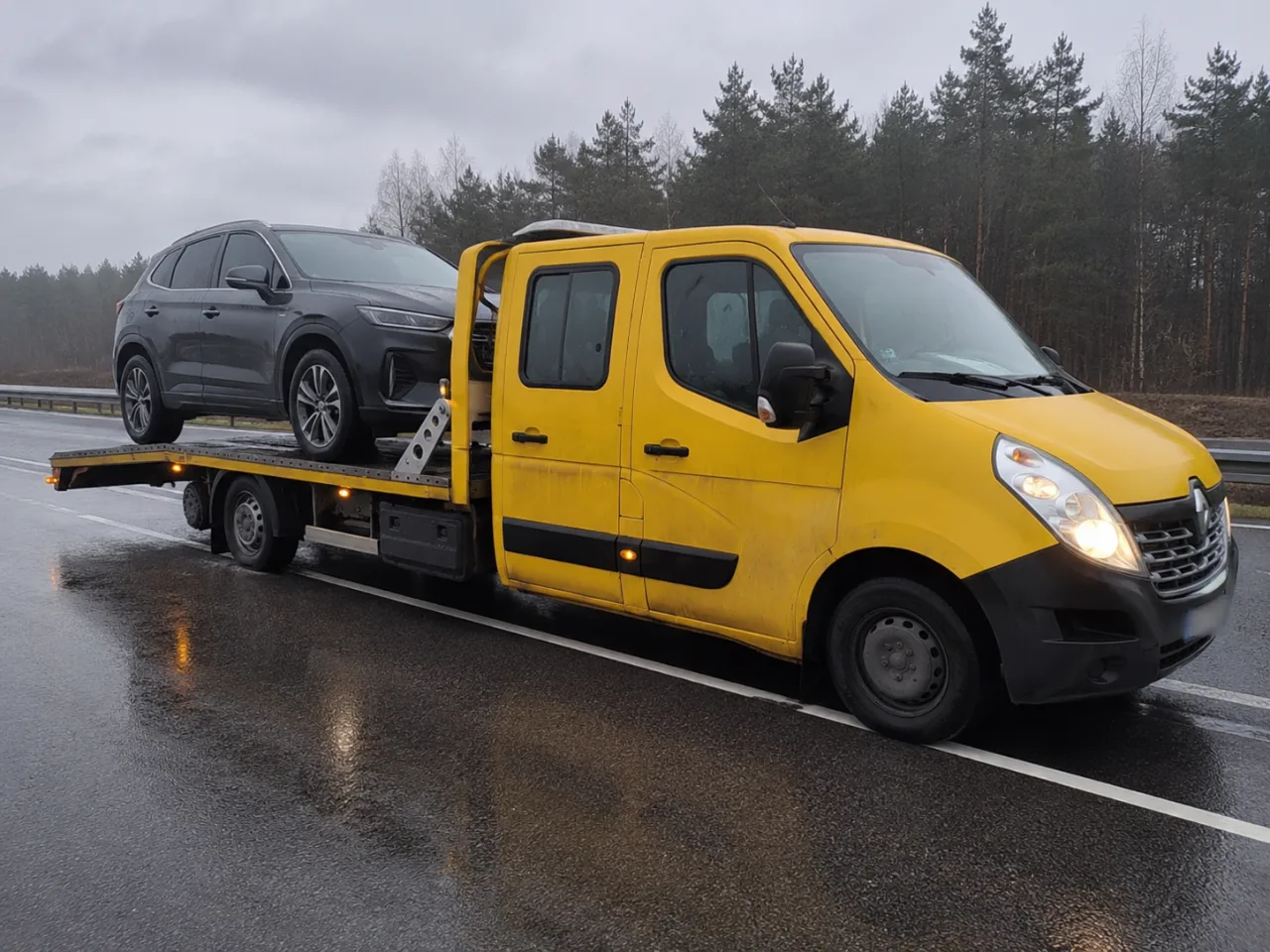 SUV wciągnięty na platformę lawety – transport auta elektrycznego Leszno