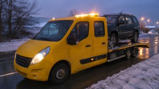 SUV na lawecie nocą – pomoc drogowa Leszno