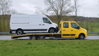 Transport busa dostawczego na lawecie – Leszno