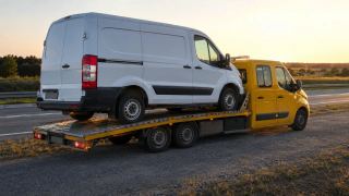 Transport busa o zachodzie słońca – Leszno
