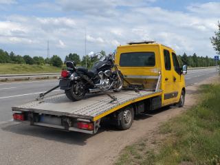 Załadunek motocykla przy drodze – Leszno