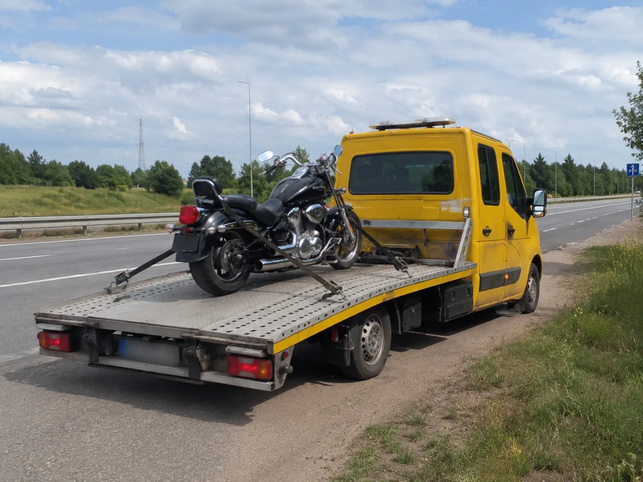Motocykl przygotowany do transportu przy drodze – Leszno